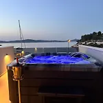 Venetta,beach House,pool,jacuzzi,satellite Internet-wifi,4x4 Utv Vehicle,sup Board,island Zirje, Sibenik Vila