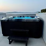 Venetta,beach House,pool,jacuzzi,satellite Internet-wifi,4x4 Utv Vehicle,sup Board,island Zirje, Sibenik