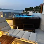 Venetta,beach House,pool,jacuzzi,satellite Internet-wifi,4x4 Utv Vehicle,sup Board,island Zirje, Sibenik