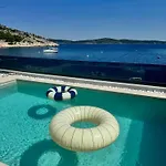 Venetta,beach House,pool,jacuzzi,satellite Internet-wifi,4x4 Utv Vehicle,sup Board,island Zirje, Sibenik