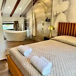 Venetta,beach House,pool,jacuzzi,satellite Internet-wifi,4x4 Utv Vehicle,sup Board,island Zirje, Sibenik Vila Žirje