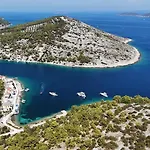 Venetta,beach House,pool,jacuzzi,satellite Internet-wifi,4x4 Utv Vehicle,sup Board,island Zirje, Sibenik Vila *