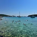 Venetta,beach House,pool,jacuzzi,satellite Internet-wifi,4x4 Utv Vehicle,sup Board,island Zirje, Sibenik Vila Žirje