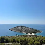 Venetta,beach House,pool,jacuzzi,satellite Internet-wifi,4x4 Utv Vehicle,sup Board,island Zirje, Sibenik Vila Žirje