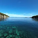 Venetta,beach House,pool,jacuzzi,satellite Internet-wifi,4x4 Utv Vehicle,sup Board,island Zirje, Sibenik Žirje