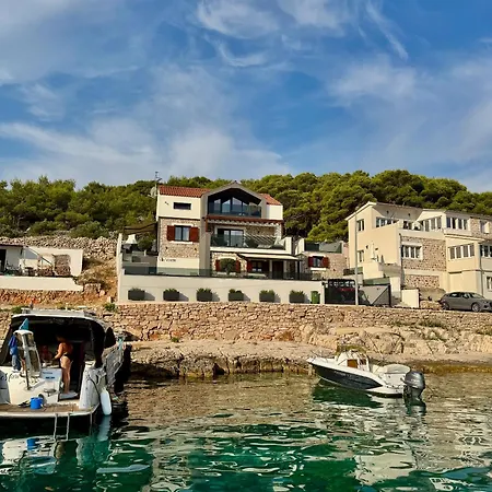 Venetta,beach House,pool,jacuzzi,satellite Internet-wifi,4x4 Utv Vehicle,sup Board,island Zirje, Sibenik Villa