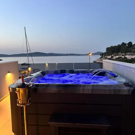 Venetta,beach House,pool,jacuzzi,satellite Internet-wifi,4x4 Utv Vehicle,sup Board,island Zirje, Sibenik Villa