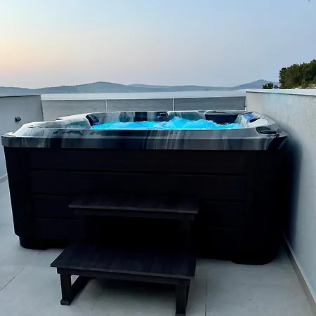 Venetta,beach House,pool,jacuzzi,satellite Internet-wifi,4x4 Utv Vehicle,sup Board,island Zirje, Sibenik
