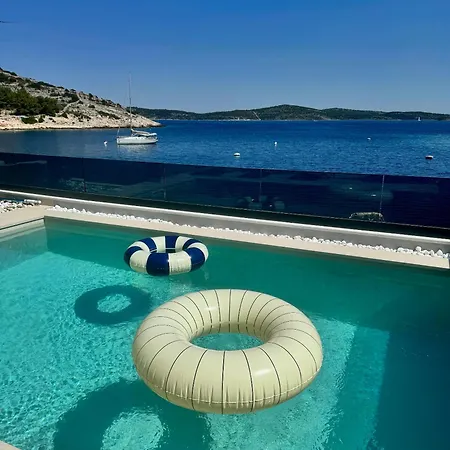 Venetta,beach House,pool,jacuzzi,satellite Internet-wifi,4x4 Utv Vehicle,sup Board,island Zirje, Sibenik