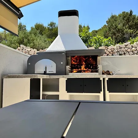 Villa Venetta,beach House,pool,jacuzzi,satellite Internet-wifi,4x4 Utv Vehicle,sup Board,island Zirje, Sibenik *