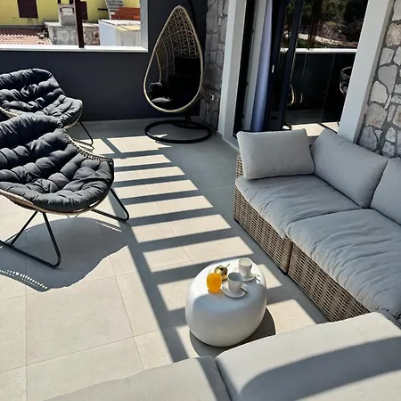 Venetta,beach House,pool,jacuzzi,satellite Internet-wifi,4x4 Utv Vehicle,sup Board,island Zirje, Sibenik Žirje