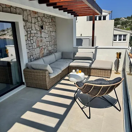 Villa Venetta,beach House,pool,jacuzzi,satellite Internet-wifi,4x4 Utv Vehicle,sup Board,island Zirje, Sibenik Zirje