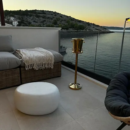 Venetta,beach House,pool,jacuzzi,satellite Internet-wifi,4x4 Utv Vehicle,sup Board,island Zirje, Sibenik