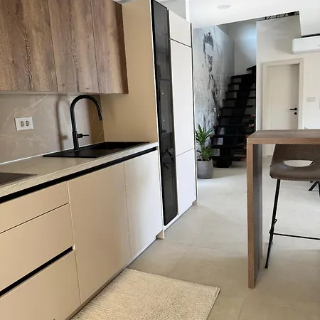 Venetta,beach House,pool,jacuzzi,satellite Internet-wifi,4x4 Utv Vehicle,sup Board,island Zirje, Sibenik