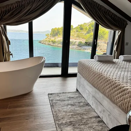 Villa Venetta,beach House,pool,jacuzzi,satellite Internet-wifi,4x4 Utv Vehicle,sup Board,island Zirje, Sibenik