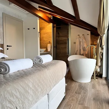 Venetta,beach House,pool,jacuzzi,satellite Internet-wifi,4x4 Utv Vehicle,sup Board,island Zirje, Sibenik * Zirje