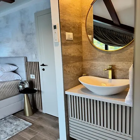 Villa Venetta,beach House,pool,jacuzzi,satellite Internet-wifi,4x4 Utv Vehicle,sup Board,island Zirje, Sibenik *