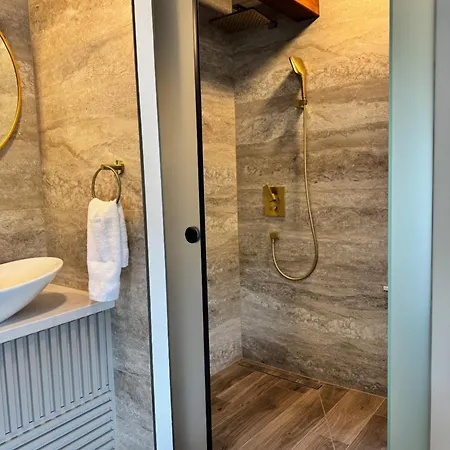 Venetta,beach House,pool,jacuzzi,satellite Internet-wifi,4x4 Utv Vehicle,sup Board,island Zirje, Sibenik