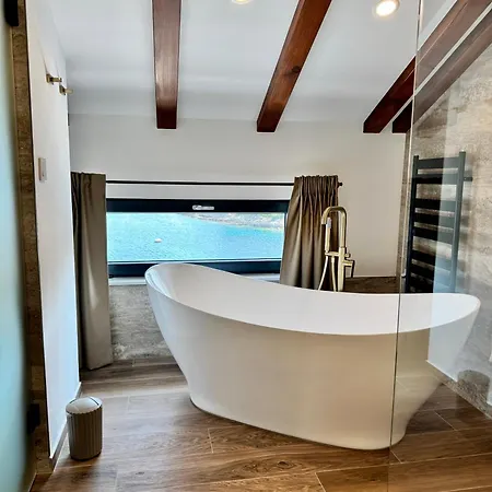 Venetta,beach House,pool,jacuzzi,satellite Internet-wifi,4x4 Utv Vehicle,sup Board,island Zirje, Sibenik Žirje