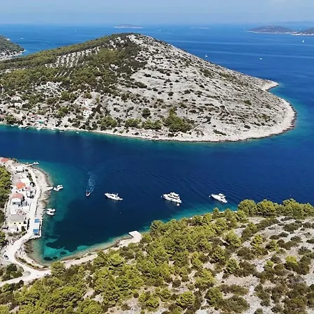 Venetta,beach House,pool,jacuzzi,satellite Internet-wifi,4x4 Utv Vehicle,sup Board,island Zirje, Sibenik Villa *