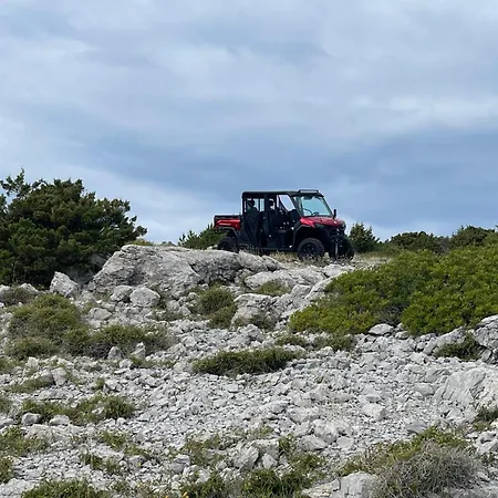 Venetta,beach House,pool,jacuzzi,satellite Internet-wifi,4x4 Utv Vehicle,sup Board,island Zirje, Sibenik Zirje