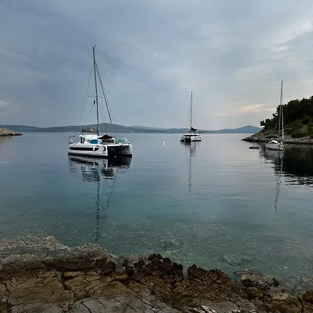 Villa Venetta,beach House,pool,jacuzzi,satellite Internet-wifi,4x4 Utv Vehicle,sup Board,island Zirje, Sibenik *