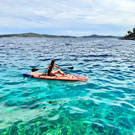 Venetta,beach House,pool,jacuzzi,satellite Internet-wifi,4x4 Utv Vehicle,sup Board,island Zirje, Sibenik