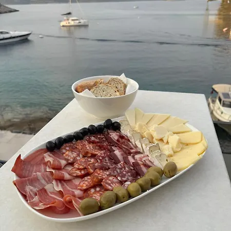 Venetta,beach House,pool,jacuzzi,satellite Internet-wifi,4x4 Utv Vehicle,sup Board,island Zirje, Sibenik Villa Zirje