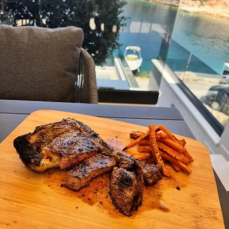 Venetta,beach House,pool,jacuzzi,satellite Internet-wifi,4x4 Utv Vehicle,sup Board,island Zirje, Sibenik *