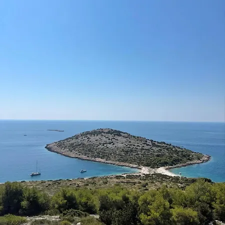 Venetta,beach House,pool,jacuzzi,satellite Internet-wifi,4x4 Utv Vehicle,sup Board,island Zirje, Sibenik Villa Žirje