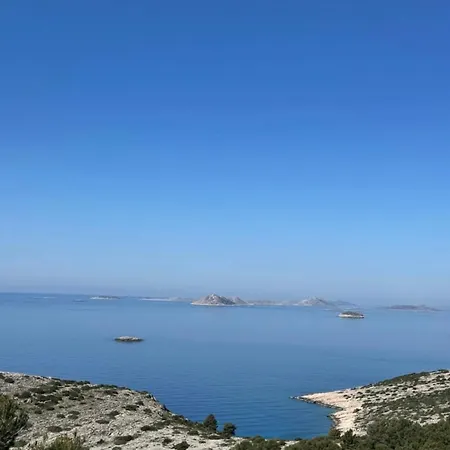 Venetta,beach House,pool,jacuzzi,satellite Internet-wifi,4x4 Utv Vehicle,sup Board,island Zirje, Sibenik Zirje