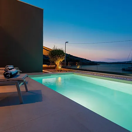 Venetta,beach House,pool,jacuzzi,satellite Internet-wifi,4x4 Utv Vehicle,sup Board,island Zirje, Sibenik Villa *