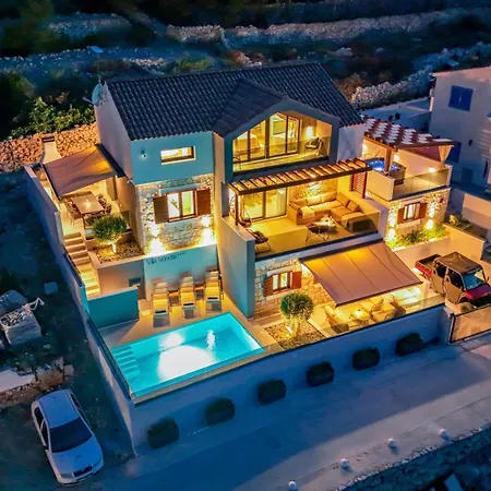 Venetta,beach House,pool,jacuzzi,satellite Internet-wifi,4x4 Utv Vehicle,sup Board,island Zirje, Sibenik Villa