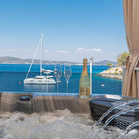 Venetta,beach House,pool,jacuzzi,satellite Internet-wifi,4x4 Utv Vehicle,sup Board,island Zirje, Sibenik * Zirje