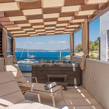 Villa Venetta,beach House,pool,jacuzzi,satellite Internet-wifi,4x4 Utv Vehicle,sup Board,island Zirje, Sibenik Zirje