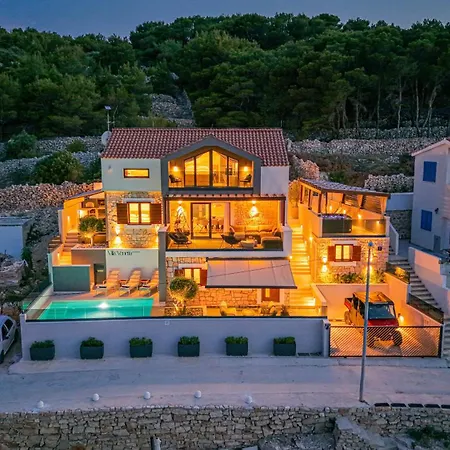 Venetta,beach House,pool,jacuzzi,satellite Internet-wifi,4x4 Utv Vehicle,sup Board,island Zirje, Sibenik *