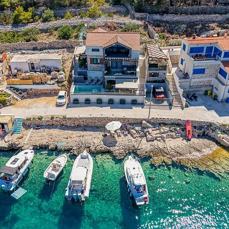 Venetta,beach House,pool,jacuzzi,satellite Internet-wifi,4x4 Utv Vehicle,sup Board,island Zirje, Sibenik Villa