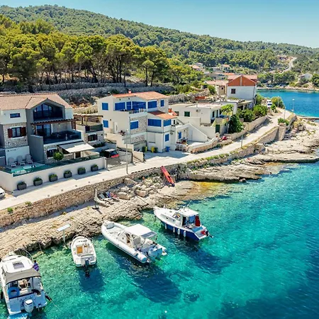Venetta,beach House,pool,jacuzzi,satellite Internet-wifi,4x4 Utv Vehicle,sup Board,island Zirje, Sibenik Villa *