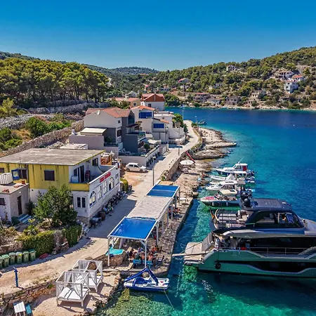 Venetta,beach House,pool,jacuzzi,satellite Internet-wifi,4x4 Utv Vehicle,sup Board,island Zirje, Sibenik Villa Zirje