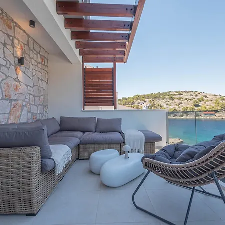 Villa Venetta,beach House,pool,jacuzzi,satellite Internet-wifi,4x4 Utv Vehicle,sup Board,island Zirje, Sibenik Zirje