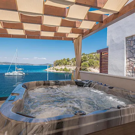 Venetta,beach House,pool,jacuzzi,satellite Internet-wifi,4x4 Utv Vehicle,sup Board,island Zirje, Sibenik *
