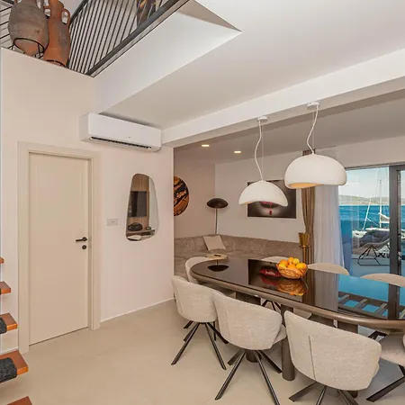 Venetta,beach House,pool,jacuzzi,satellite Internet-wifi,4x4 Utv Vehicle,sup Board,island Zirje, Sibenik