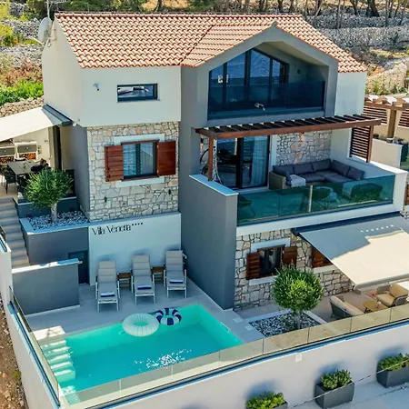 Venetta,beach House,pool,jacuzzi,satellite Internet-wifi,4x4 Utv Vehicle,sup Board,island Zirje, Sibenik Villa