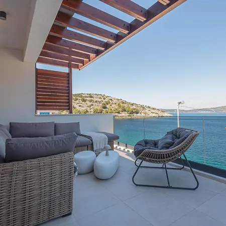Villa Venetta,beach House,pool,jacuzzi,satellite Internet-wifi,4x4 Utv Vehicle,sup Board,island Zirje, Sibenik