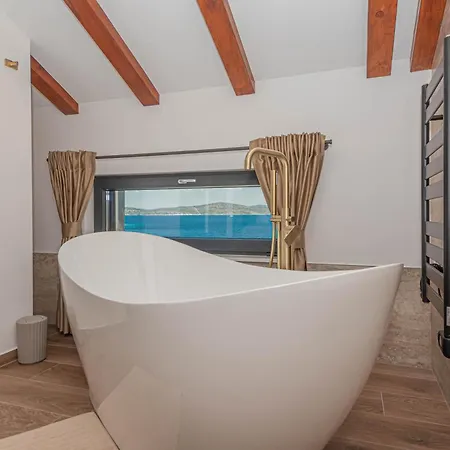 Venetta,beach House,pool,jacuzzi,satellite Internet-wifi,4x4 Utv Vehicle,sup Board,island Zirje, Sibenik Villa *