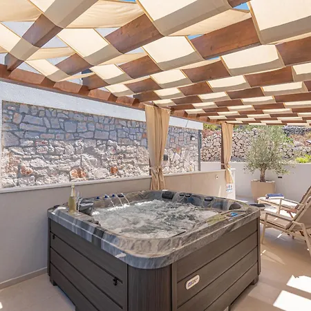 Villa Venetta,beach House,pool,jacuzzi,satellite Internet-wifi,4x4 Utv Vehicle,sup Board,island Zirje, Sibenik Zirje