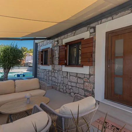 Venetta,beach House,pool,jacuzzi,satellite Internet-wifi,4x4 Utv Vehicle,sup Board,island Zirje, Sibenik * Zirje