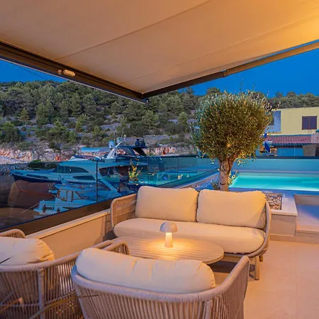 Venetta,beach House,pool,jacuzzi,satellite Internet-wifi,4x4 Utv Vehicle,sup Board,island Zirje, Sibenik