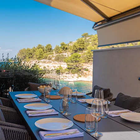 Venetta,beach House,pool,jacuzzi,satellite Internet-wifi,4x4 Utv Vehicle,sup Board,island Zirje, Sibenik Zirje