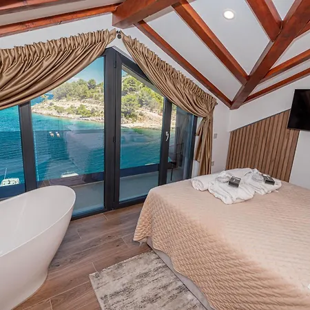 Venetta,beach House,pool,jacuzzi,satellite Internet-wifi,4x4 Utv Vehicle,sup Board,island Zirje, Sibenik